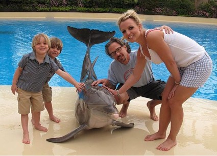 Britney-Spears-Kids-Dolphin-vacation