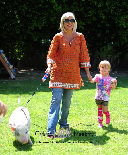 Tori Spelling and Daughter Take Pet Pig Hank For A Walk