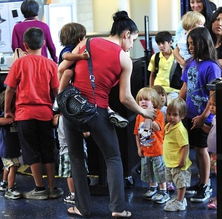 Octomom Nadya Suleman Going Through Airport Security With Her 14 Children