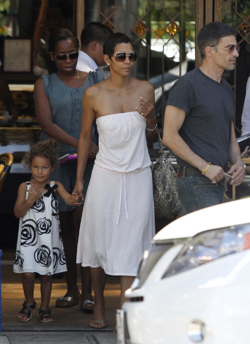 Halle Berry Does Lunch With Her Daughter And Boyfriend