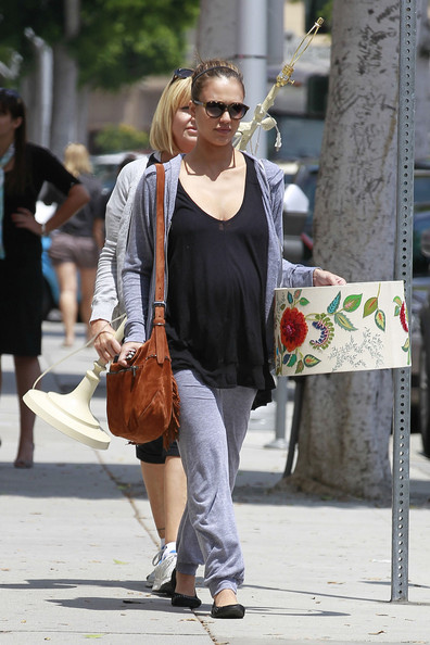 Jessica Alba and her mom, Catherine Go Shopping