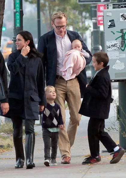 Lil' Hooligans - Jennifer Connelly and Paul Bettany It's a girl