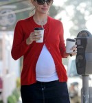 Jennifer Garner picks up two coffees from the Brentwood Country Mart.