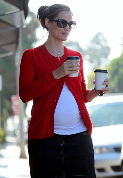 Jennifer Garner picks up two coffees from the Brentwood Country Mart.