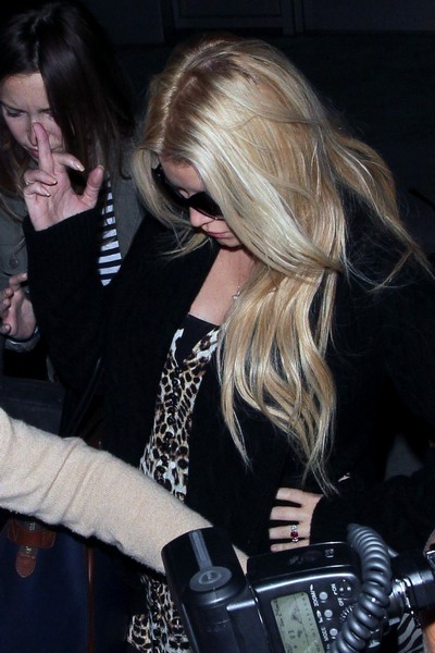 ***WARNING: OBSCENE GESTURE***Jessica Simpson gives photographers the middle finger as she arrives at LAX