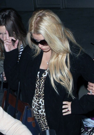 Jessica Simpson & Her Huge Pregnant Belly Give Photographers The Finger ...