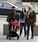 Gwen Stefani takes her two children to the Aquarium