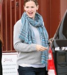 Jennifer Garner bundled up for a trip to the Country Market in Los Angeles, California on October 24, 2011