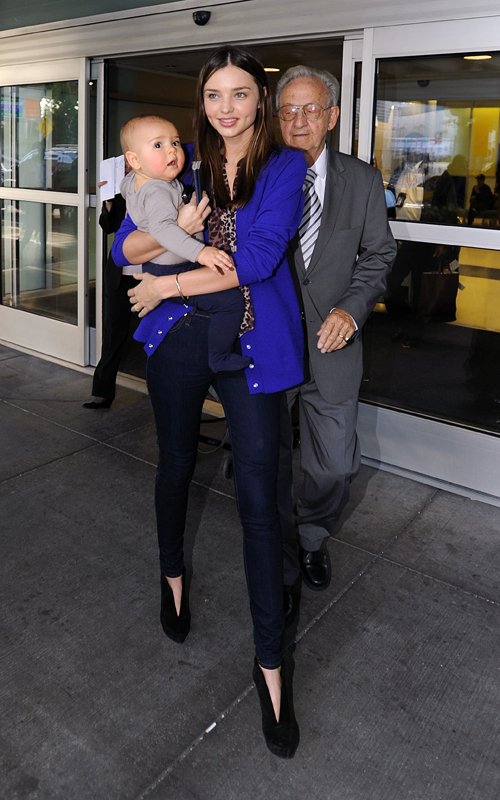 kMiranda Kerr and Flynn arrive at JFK Airport in New York City on Sunday (October 16).