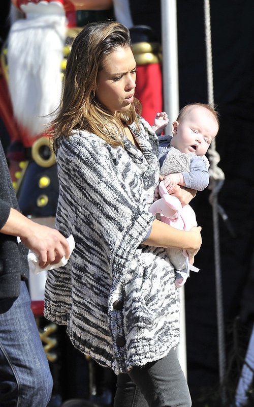 Jessica Alba and family go Christmas tree shopping in Beverly Hills, CA (December 10)