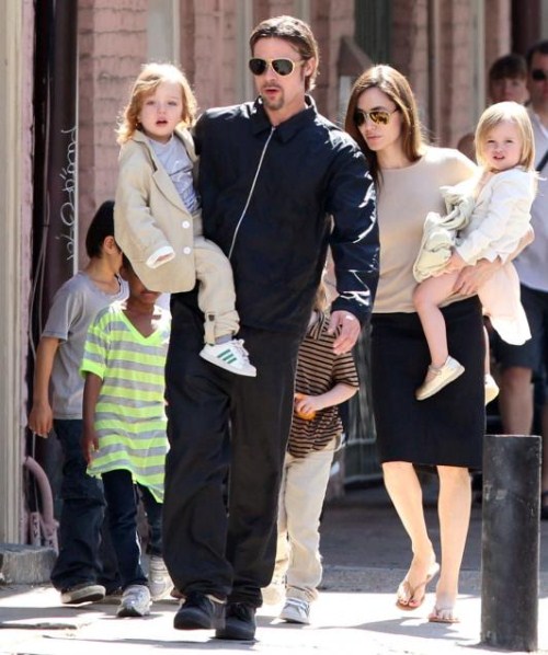 Brad Pitt & Angelina Jolie Holding Knox & Vievienne