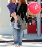 alyson hannigan and satyana go shoe shopping July 18 2011