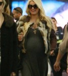 Pregnant Jessica Simpson Flies Into LAX