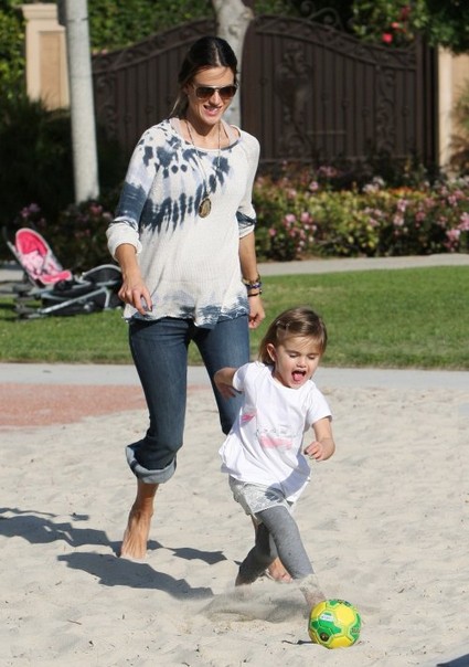 Alessandra Ambrosio – Parkin’ It With Her Daughter