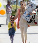 Jessica Alba takes her daughter Honor shopping at Bel Bambini