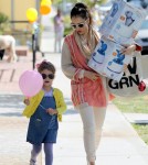 Jessica Alba takes her daughter Honor shopping at Bel Bambini