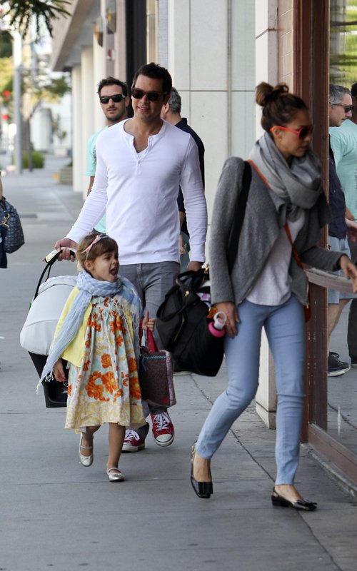 Jessica Alba & Family grabbing a bite to eat at Nate ‘n Al of Beverly Hills Delicatessen.
