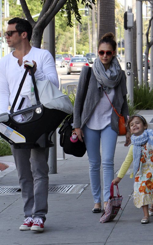 Jessica Alba & Family grabbing a bite to eat at Nate ‘n Al of Beverly Hills Delicatessen.
