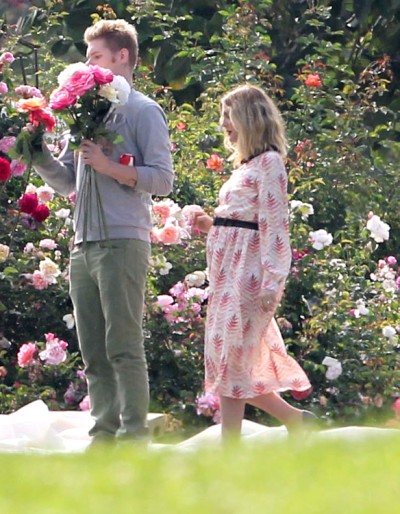 Drew Barrymore shows off baby bump in photo shoot (Photos) 0501