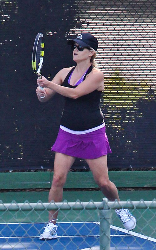 Reese Witherspoon playing tennis at Brentwood Country Club ...