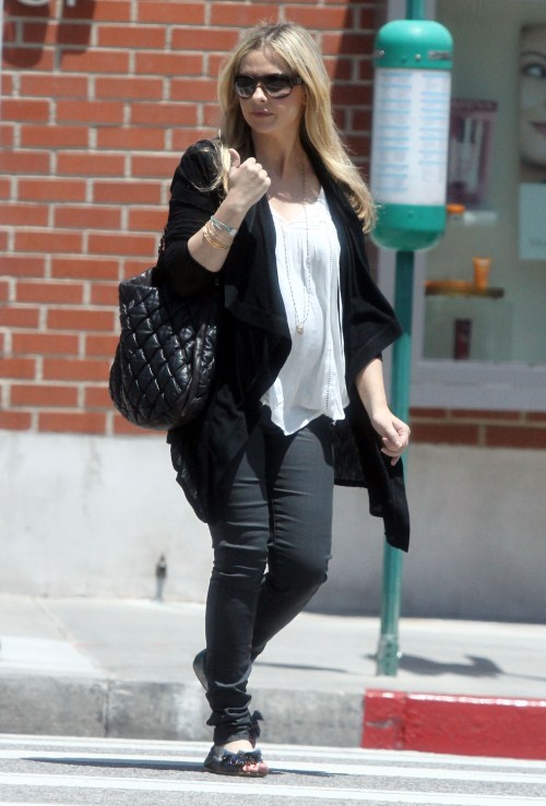 sarah Michelle Gellar heading out to get some lunch at Lemonade in ...