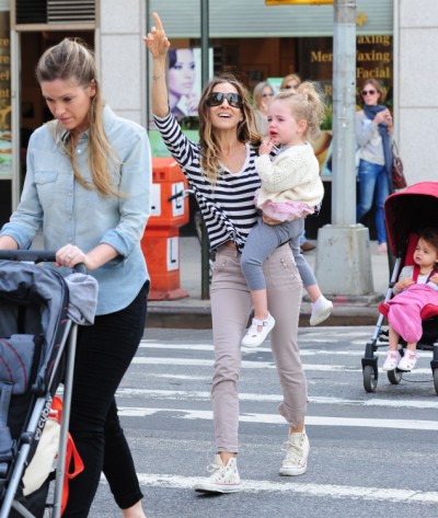 Sarah Jessica Parker And Girls Stroll In The City 0606
