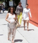 Pregnant Kourtney Kardashian Runs Errands With Her Sisters 0601