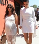 Pregnant Kourtney Kardashian Runs Errands With Her Sisters 0601
