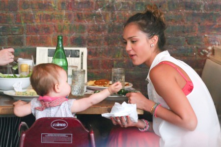 Jessica Alba Dines With Girls As Eco-Friendly Business Grows 0725