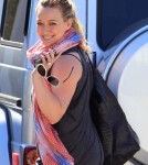Hilary Duff Is All Smiles As She Catches Up With Friends 0727