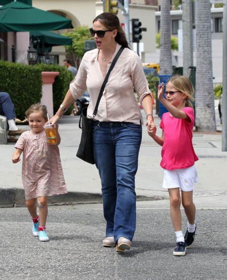Jennifer Garner Leaves Samuel At Home For Lunch With Her Ladies 0703