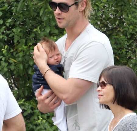 Chris Hemsworth Cradles India Hemsworth As Family Goes Out To Lunch 0713