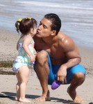 Eva Longoria Joins Mario Lopez And Daughter At The Beach 0716