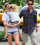 Ashlee Simpson And Bronx Wentz Grab Some Grub With Vincent Piazza 0726