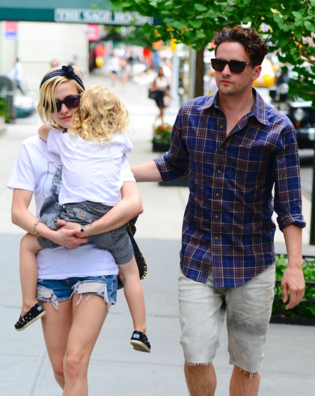Ashlee Simpson And Bronx Wentz Grab Some Grub With Vincent Piazza 0726
