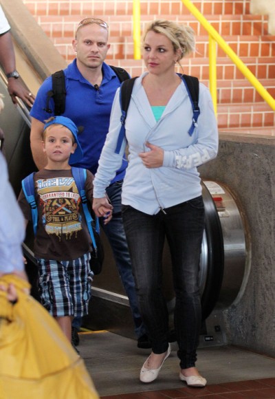 Britney Spears Lands In Maui To Vacation With Her Men 0702