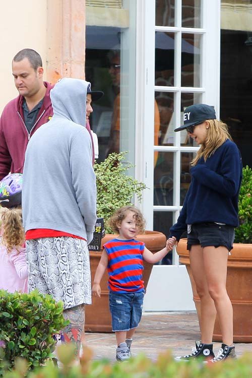 Nicole Richie and Joel Madden Take Harlow and Sparrow to breakfast at Coogies Beach Cafe in Malibu, CA – July 4