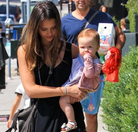 Jessica Alba Takes Her Princess Obsessed Daughters Out To Lunch 0805