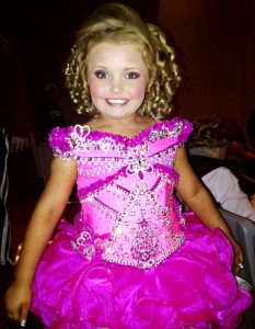 Honey Boo Boo Hits The Sparkle and Shine Pageant Stage | Celeb Baby Laundry