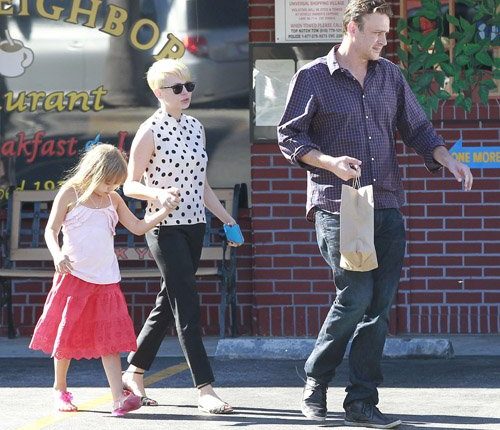 Michelle Williams and boyfriend Jason Segel picking up her daughter Matilda from school in Los Angeles, California on August 27, 2012. Afterwards they all went out to get a treat at KindKreme Organic Ice Cream and Frozen Yogurt in Studio City, California.