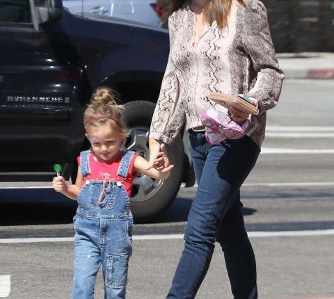 Jennifer Garner takes her daughter Seraphina shopping in Brentwood, CA on September 20th, 2012.