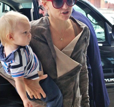 Kate Hudson carries her son Bingham through the airport in Toronto, Canada on September 10, 2012.