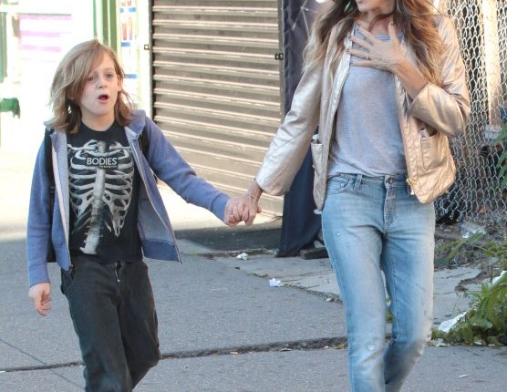 Sarah Jessica Parker takes her children James, Marion and Tabitha to school on September 25, 2012 in New York City
