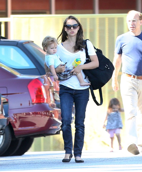 “Black Swan” actress Natalie Portman takes her son Aleph to a community ...