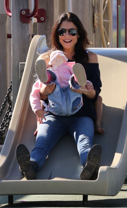 “real Housewife” Bethenny Frankel Takes Her Daughter Bryn To A Playground In New York City Ny 
