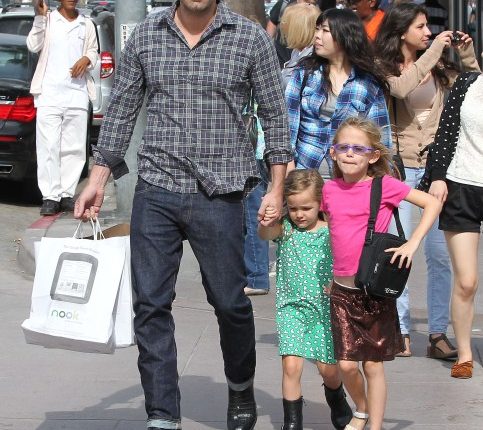 Ben Affleck takes his daughter Violet and Seraphina to Barnes & Noble book store in Santa Monica, California on October 6, 2012.