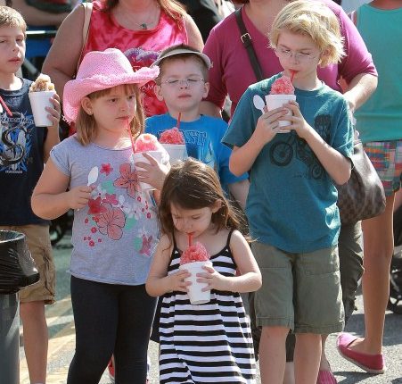 Carnie Wilson and her children, Lola and Luci Bonfiglio, cooled off with snow-cones at the West Hollywood Market in Los Angeles, California on October 7, 2012.
