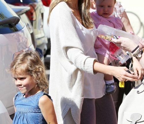 Jessica Alba Has Lunch With Her Daughters