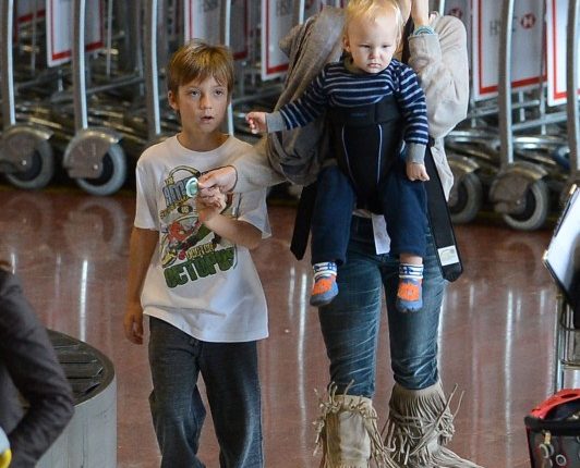 Kate Hudson arrives at Roissy Airport with her kids Bingham and Ryder on October 18, 2012 in Paris, France.
