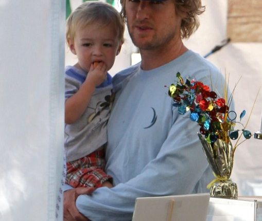 Owen Wilson went to the farmers’ market with his son, Robert Wilson, and mother, Laura Wilson, in Malibu, California on October 14, 2012.